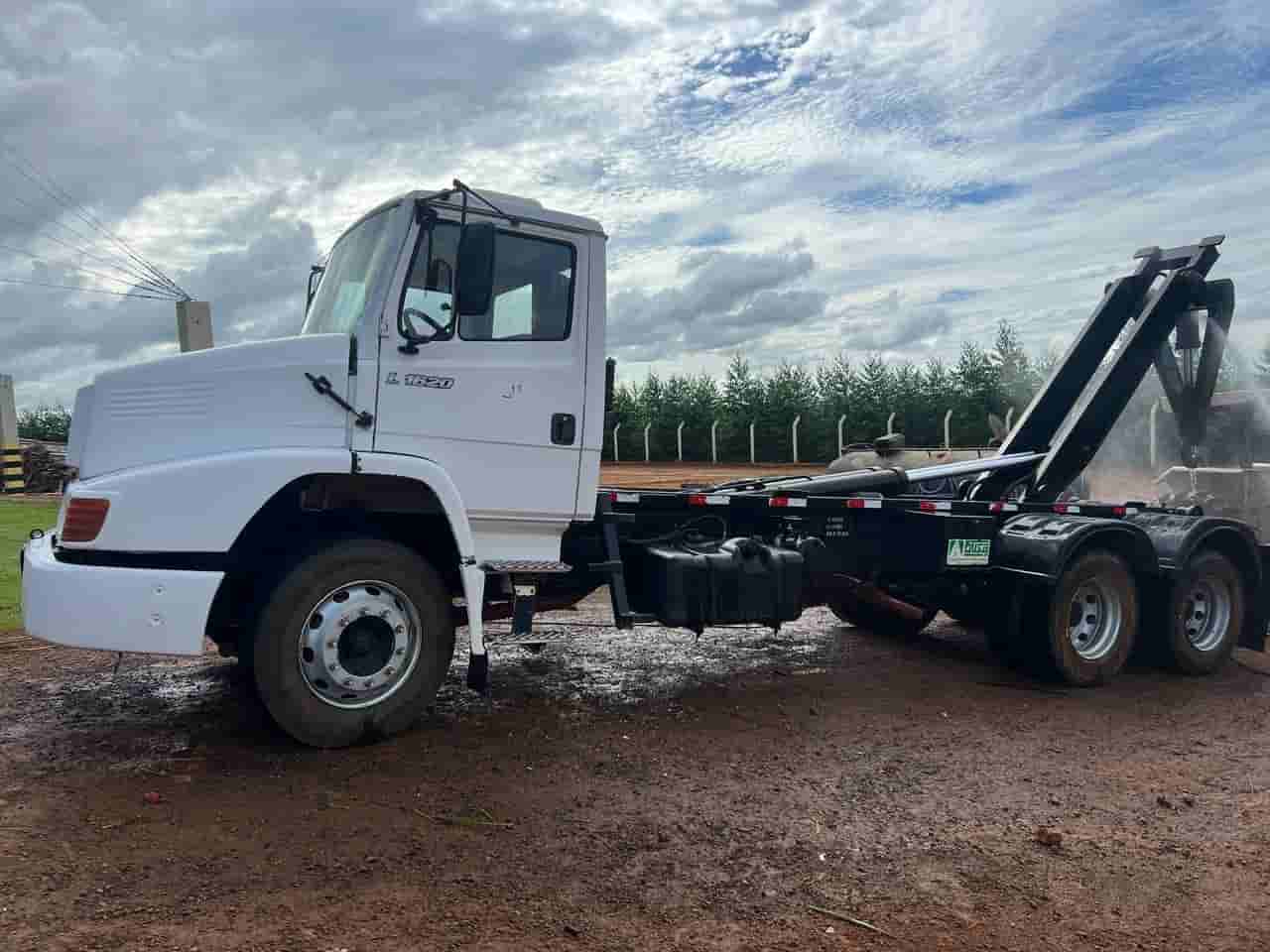 Caminhão Mercedes Benz l 1620 2008 - imagem de fundo