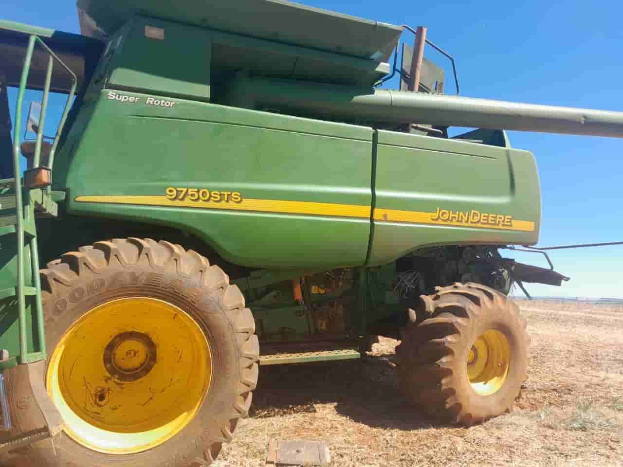 Colheitadeira John Deere 9750 2010 - imagem de fundo