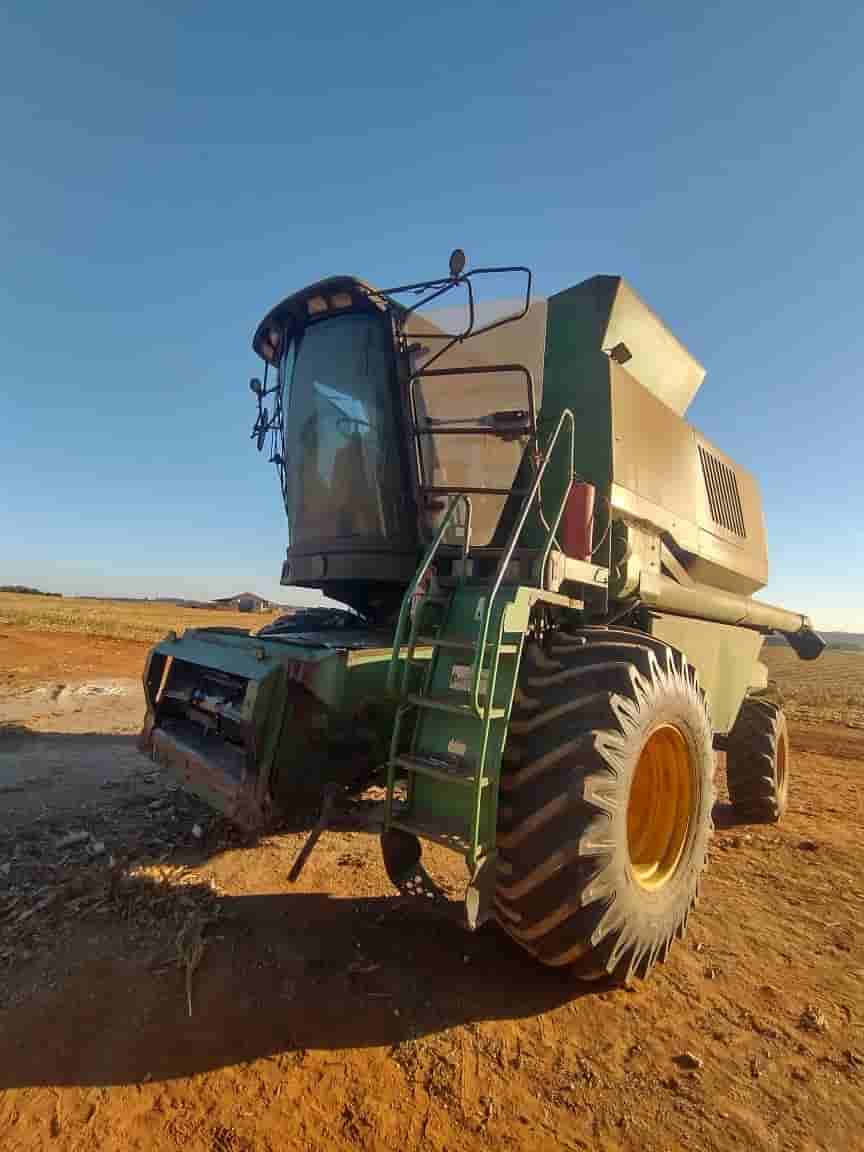 Colheitadeira John Deere JD 1550 2004 - imagem de fundo