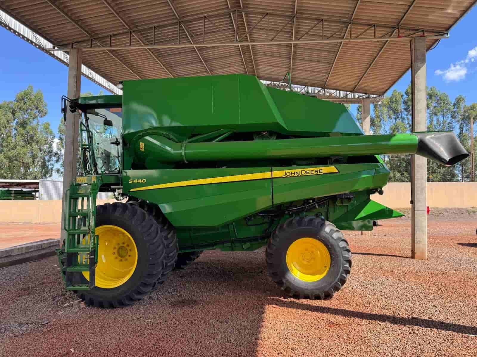 Colheitadeira John Deere S440 2017 - imagem de fundo