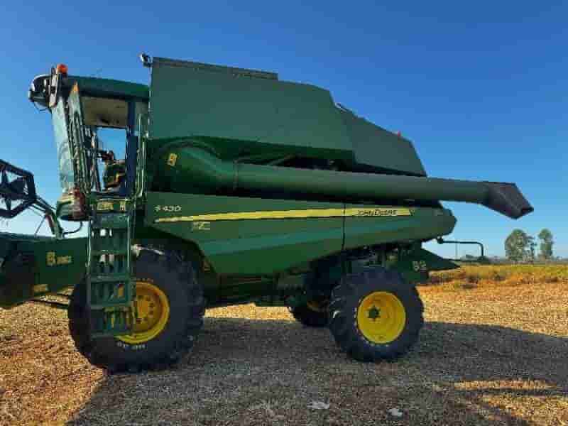 Colheitadeira John Deere S440 2019 - imagem de fundo