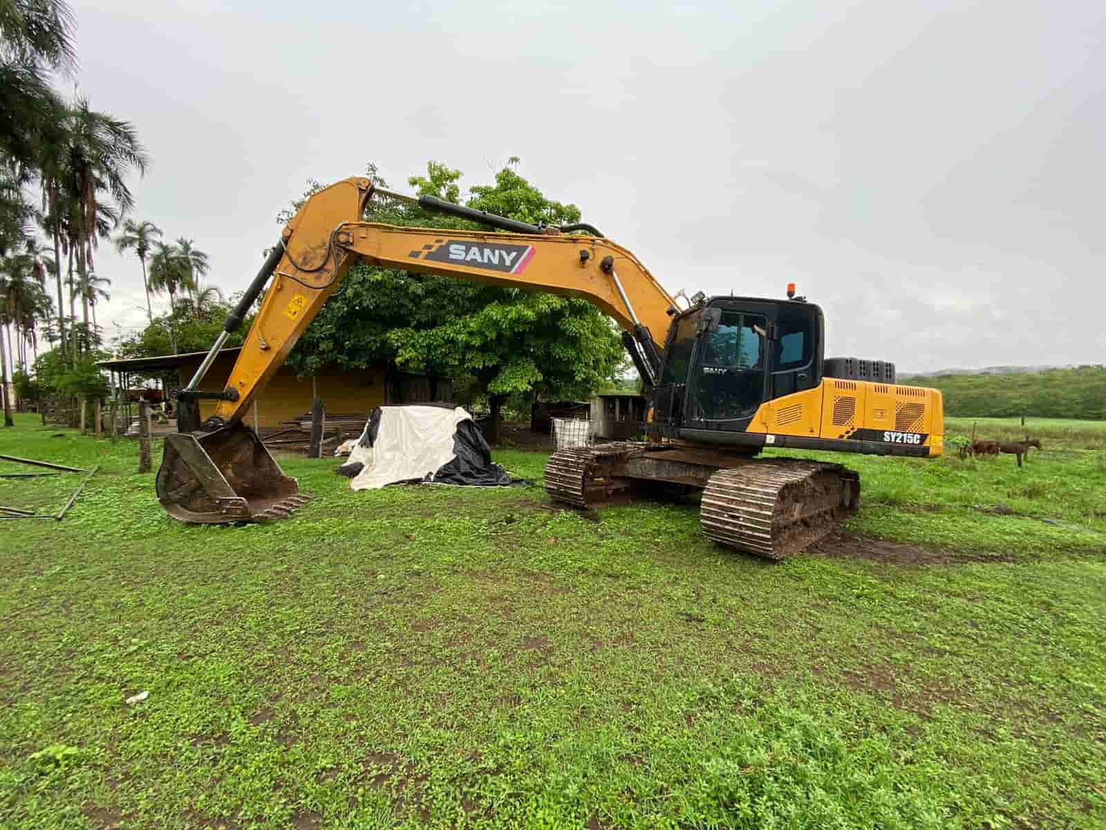 Escavadeira Sany SY215C 2022 - imagem de fundo