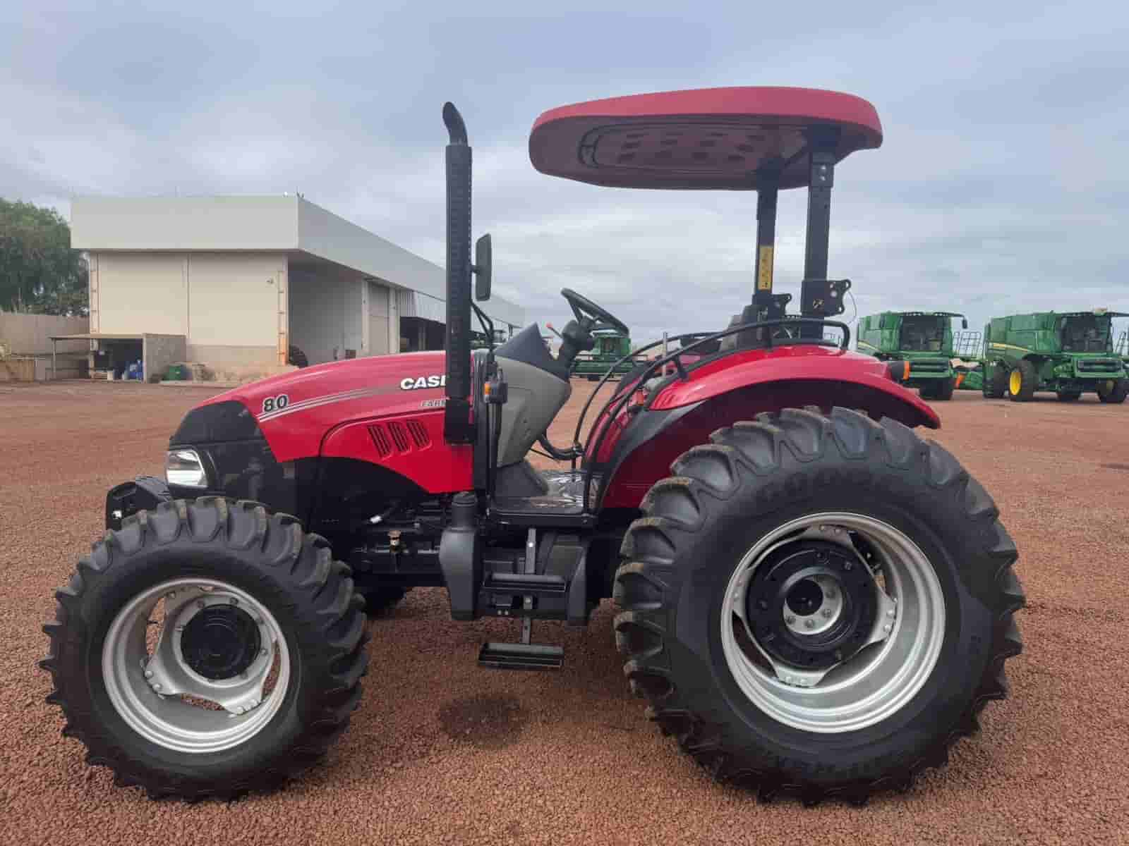 Trator agrícola Case Farmall 80 2019 - imagem de fundo