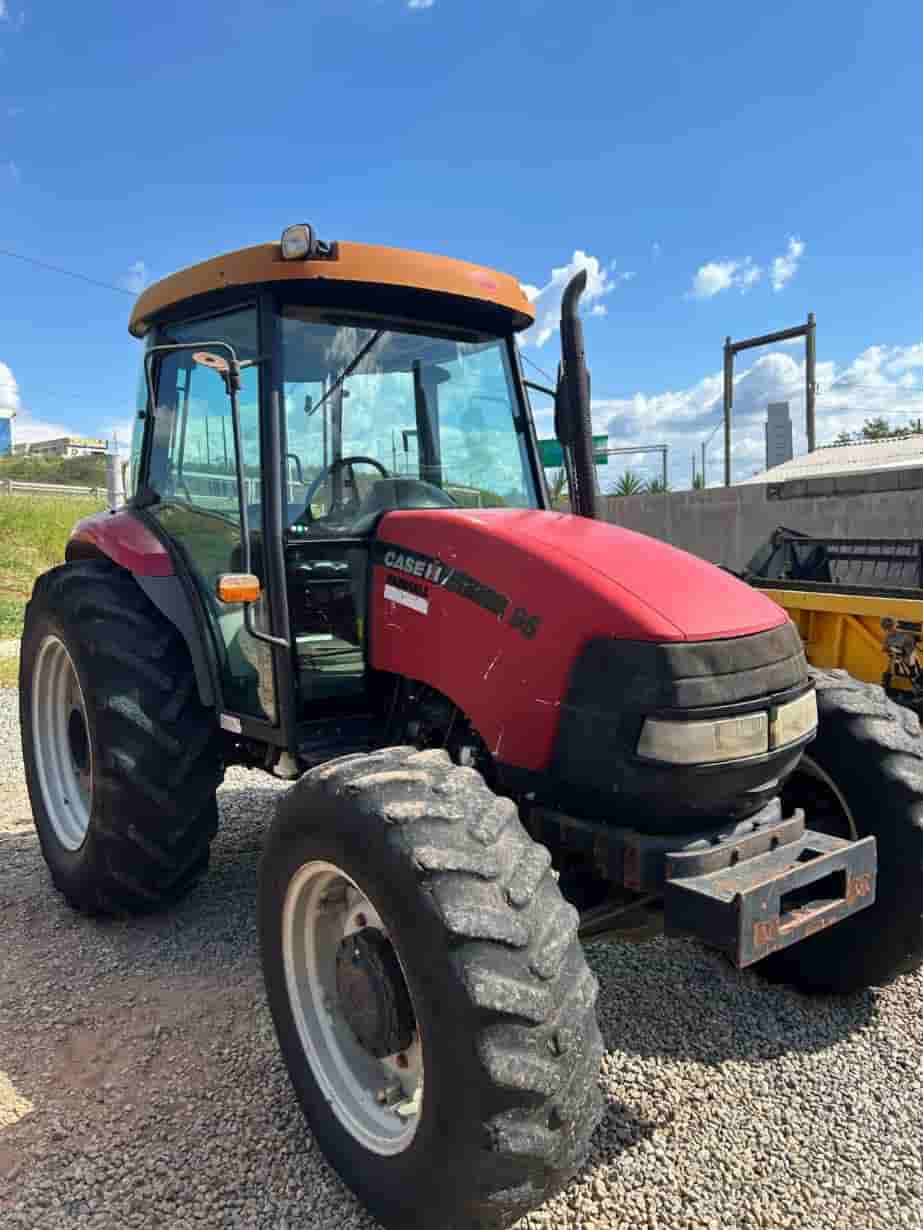 Trator agrícola Case Farmall 95 2009 - imagem de fundo