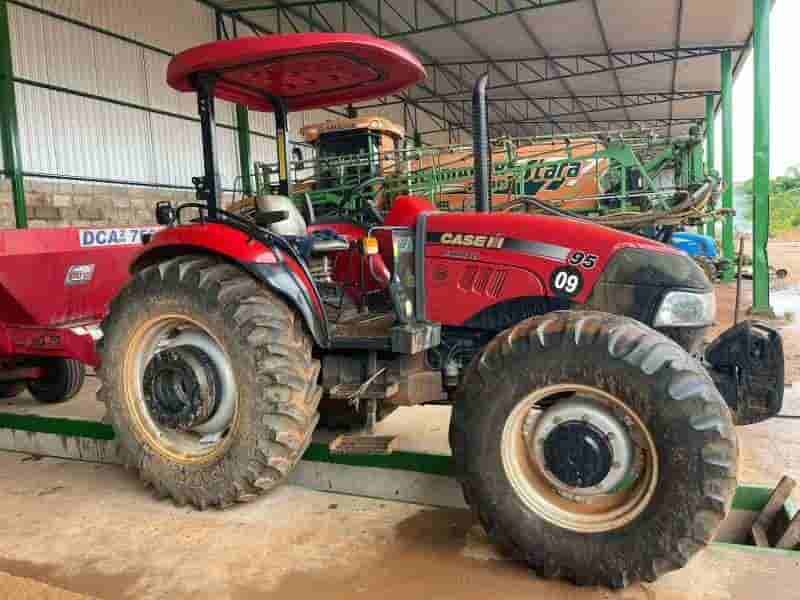 Trator agrícola Case Farmall 95 2016 - imagem de fundo