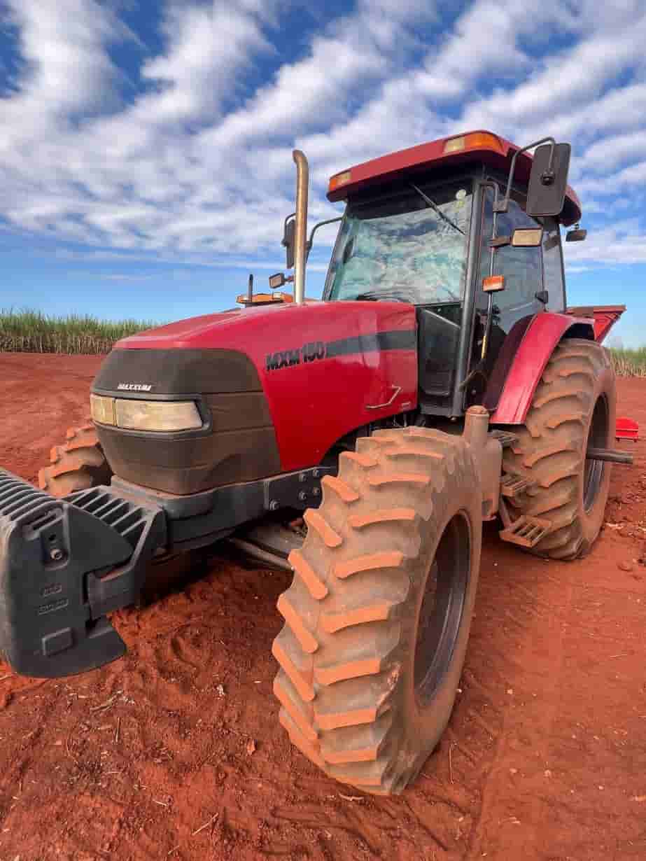 Trator agrícola Case Maxxum 150 2003 - imagem de fundo