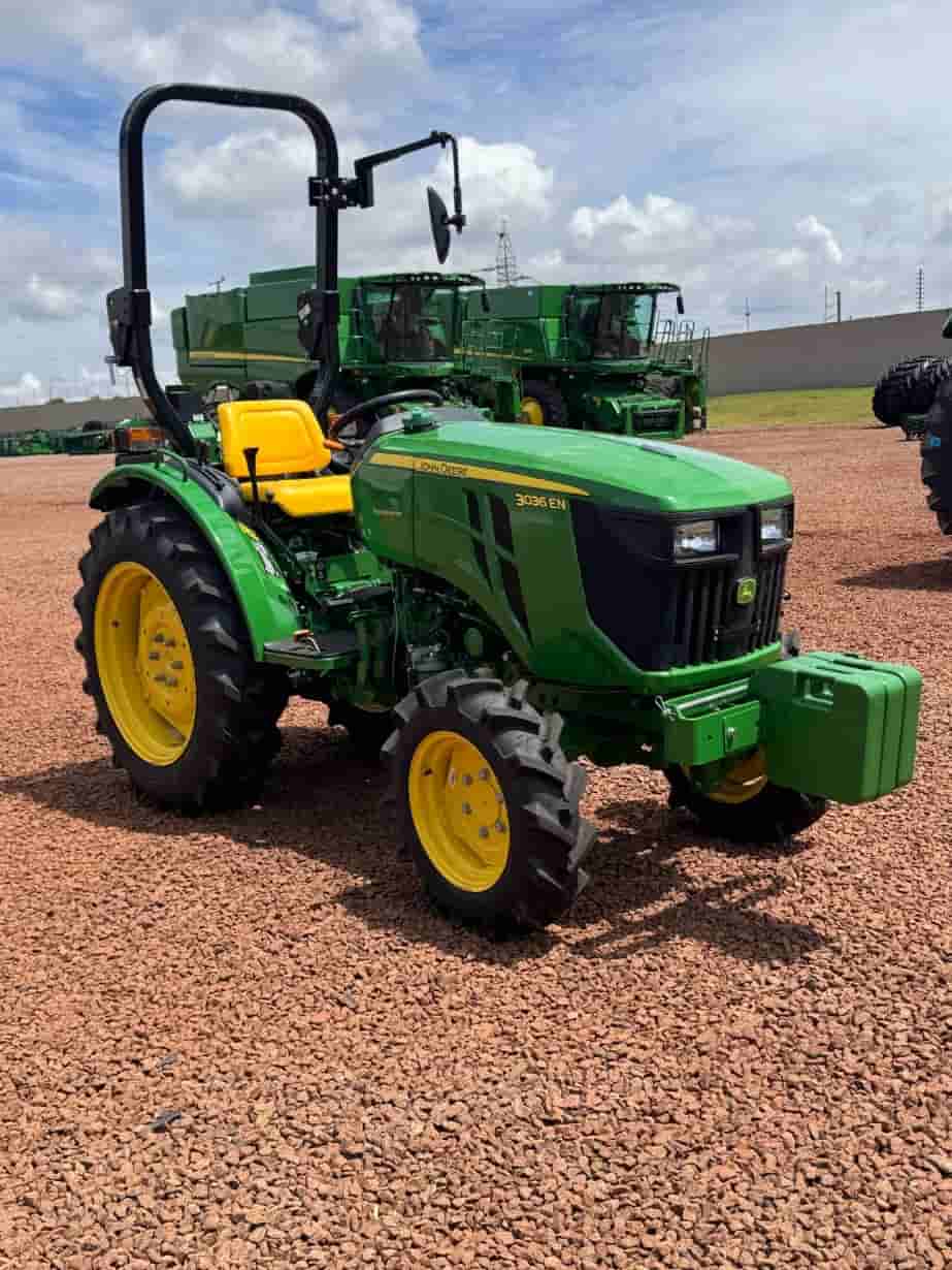 Trator agrícola John Deere 3036EN 2023 - imagem de fundo
