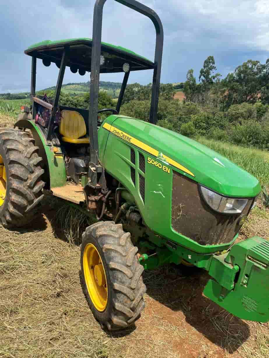 Trator agrícola John Deere 5060EN 2023 - imagem de fundo