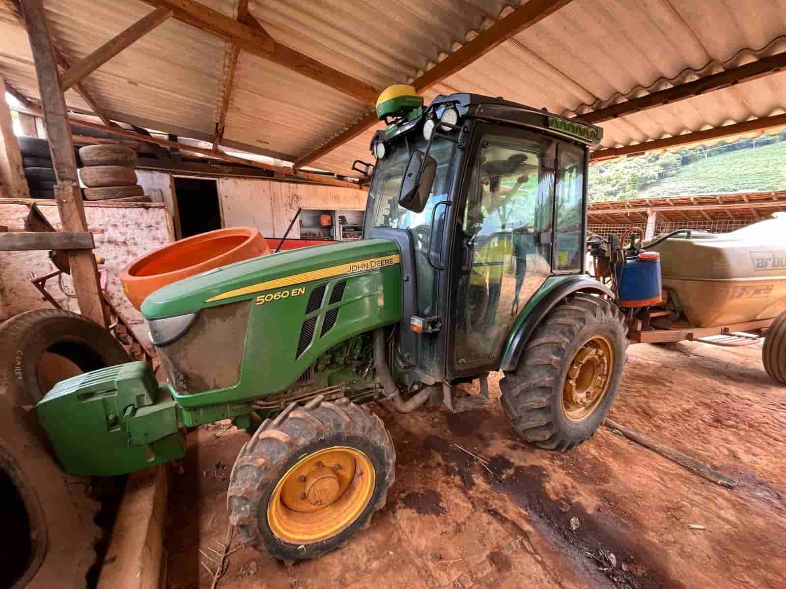 Trator agrícola John Deere 5060EN 2023 - imagem de fundo