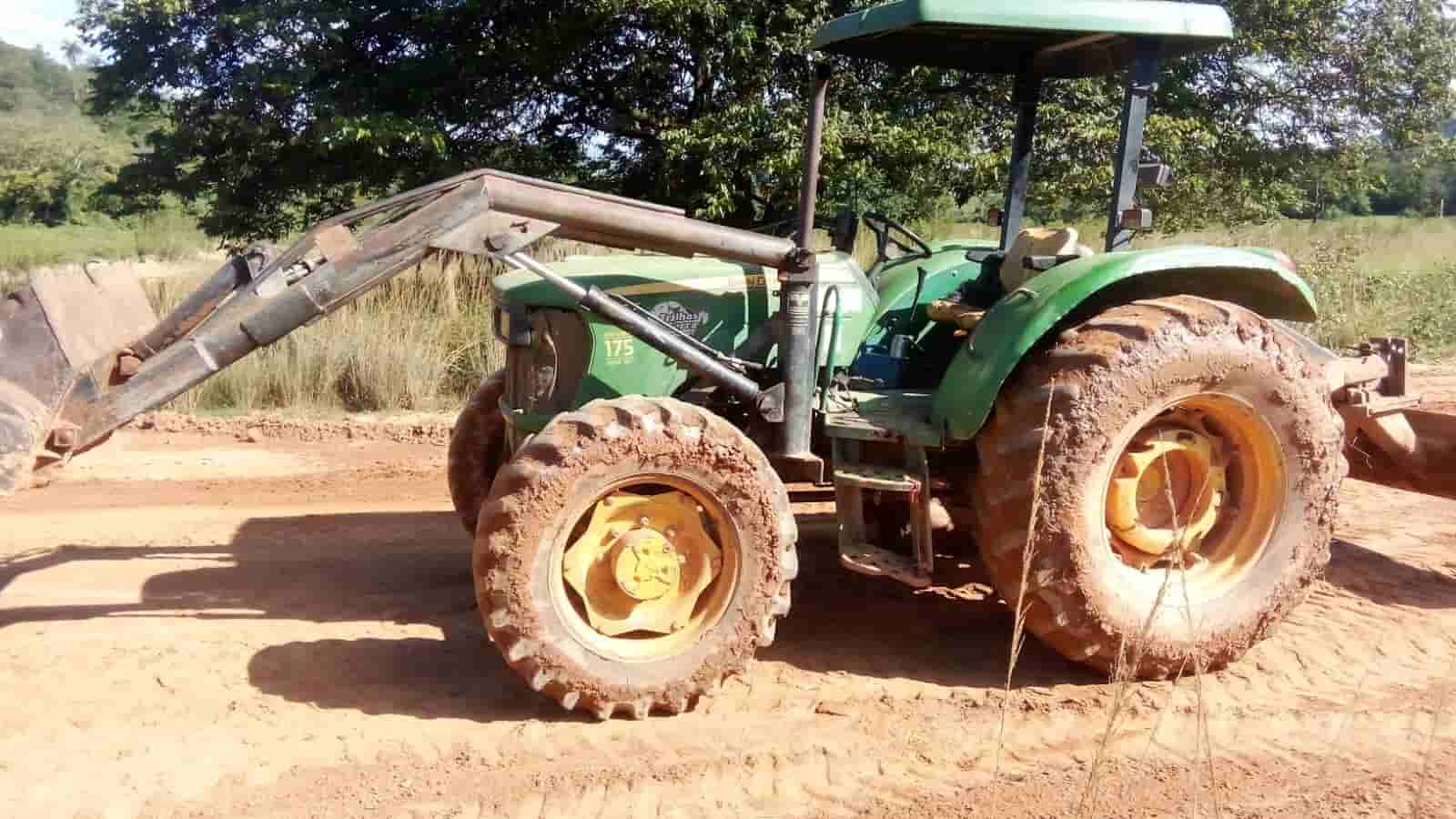 Trator agrícola John Deere 5065 E 2013 - imagem de fundo