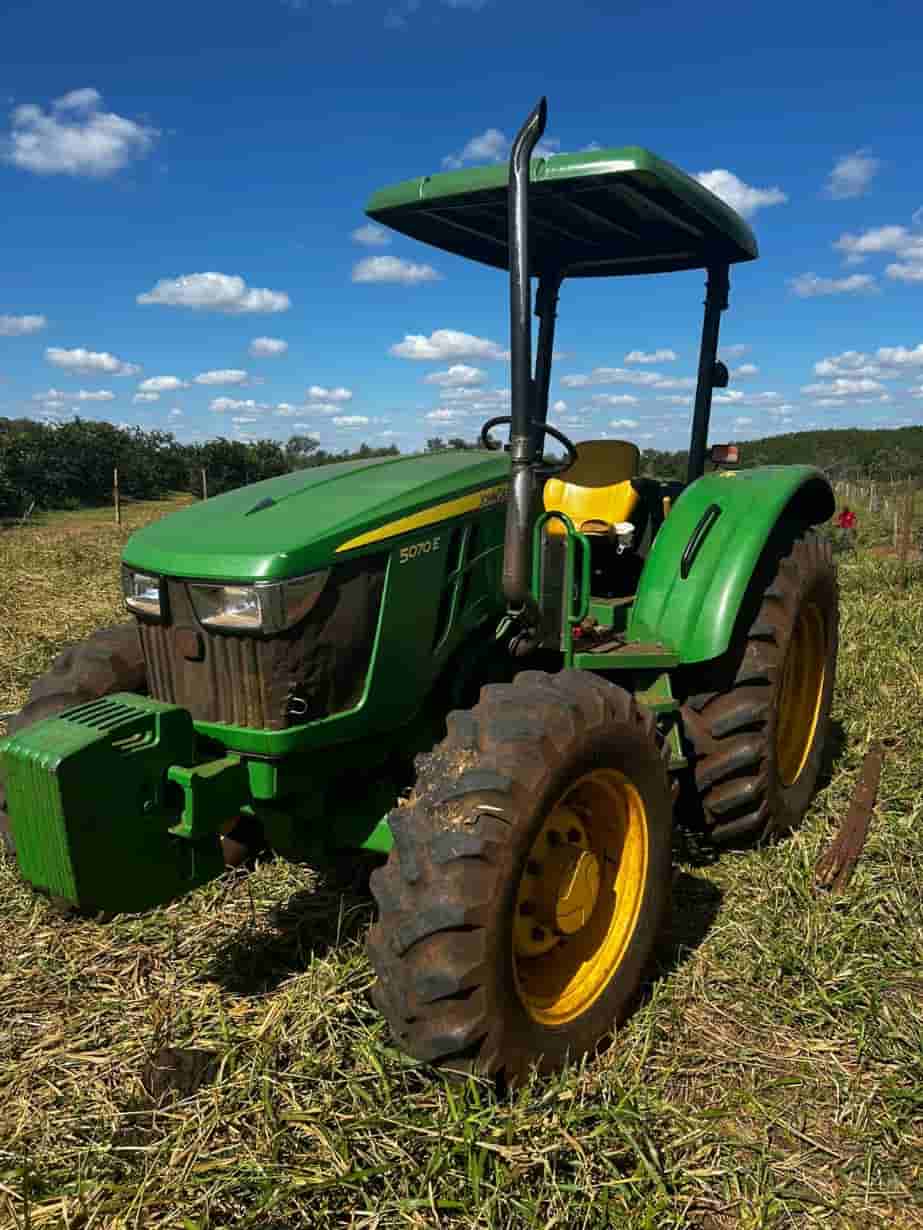 Trator agrícola John Deere 5070E 2019 - imagem de fundo