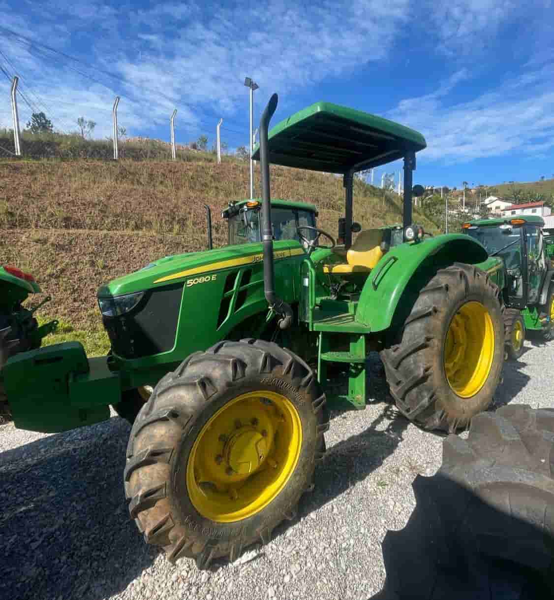 Trator agrícola John Deere 5080E 2023 - imagem de fundo