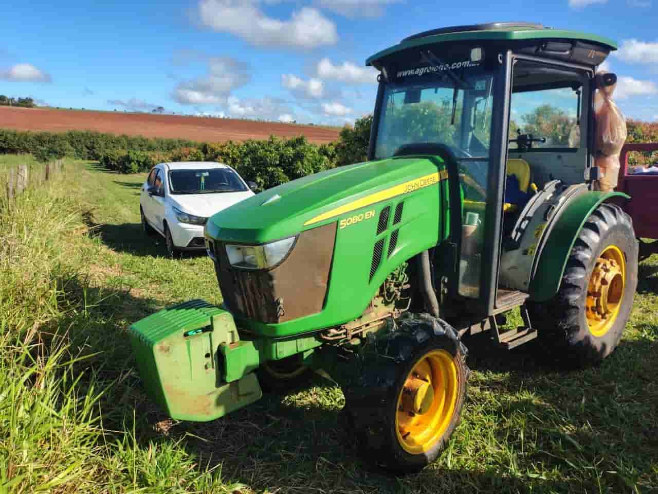 Trator agrícola John Deere 5080EN 2020 - imagem de fundo