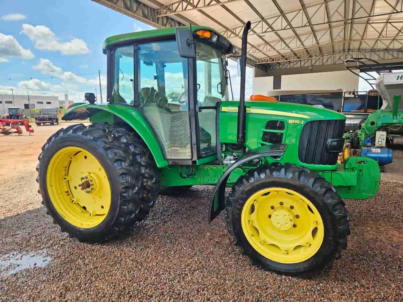 Trator agrícola John Deere 6110 2015 - imagem de fundo