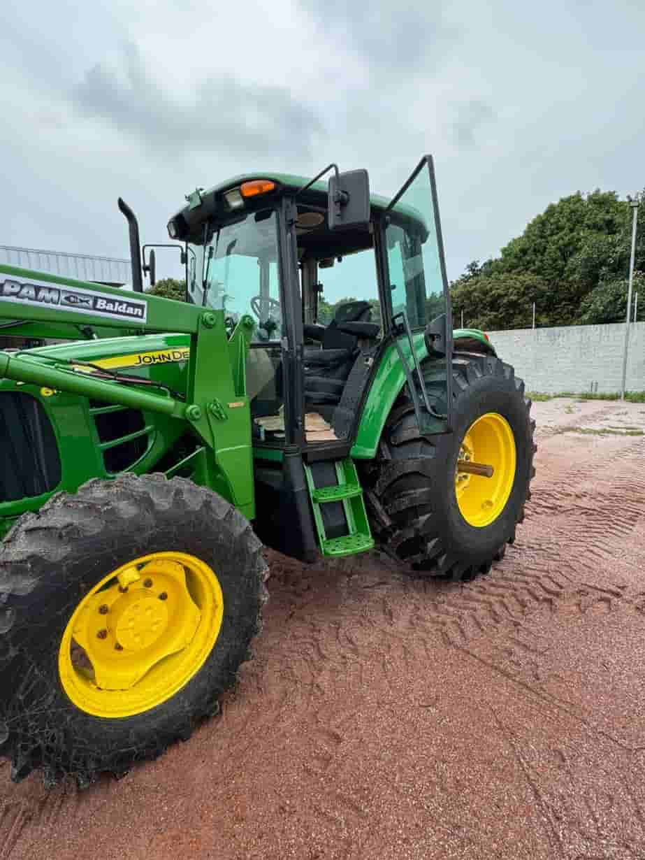 Trator agrícola John Deere 6110J 2014 - imagem de fundo