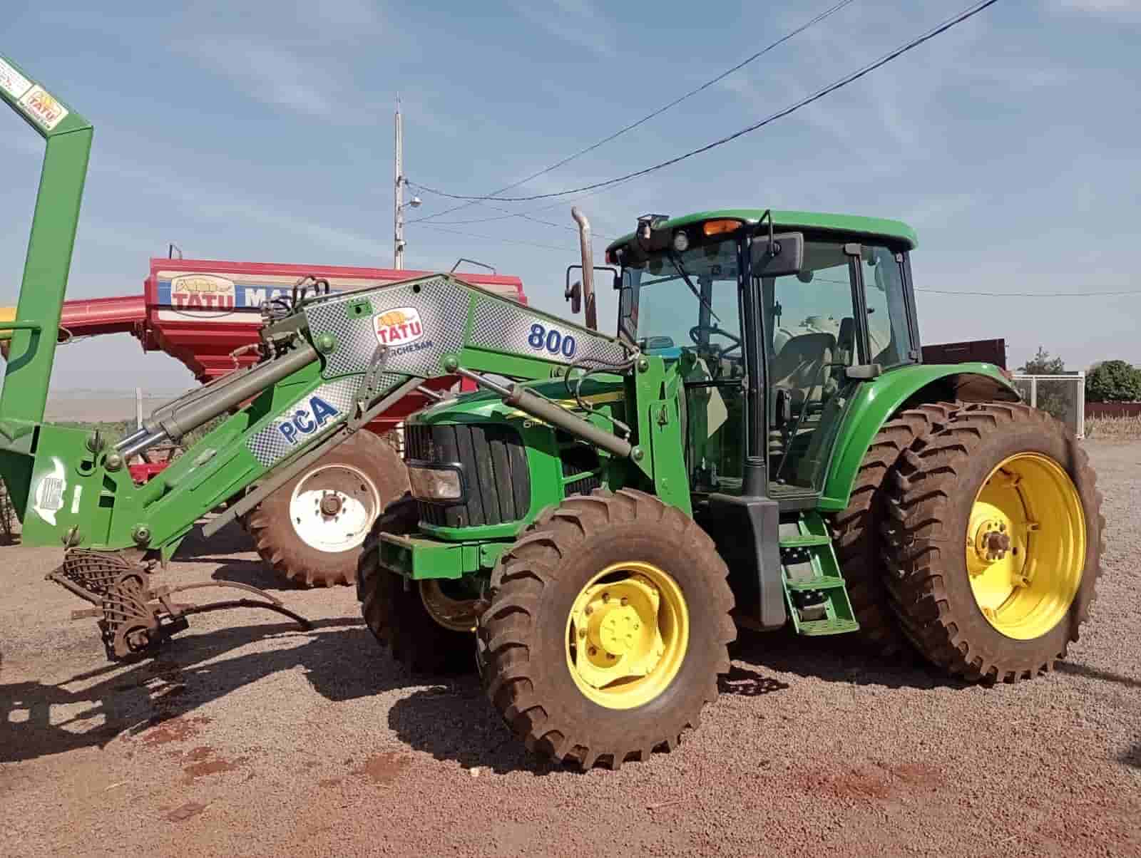 Trator agrícola John Deere 6115J 2017 - imagem de fundo