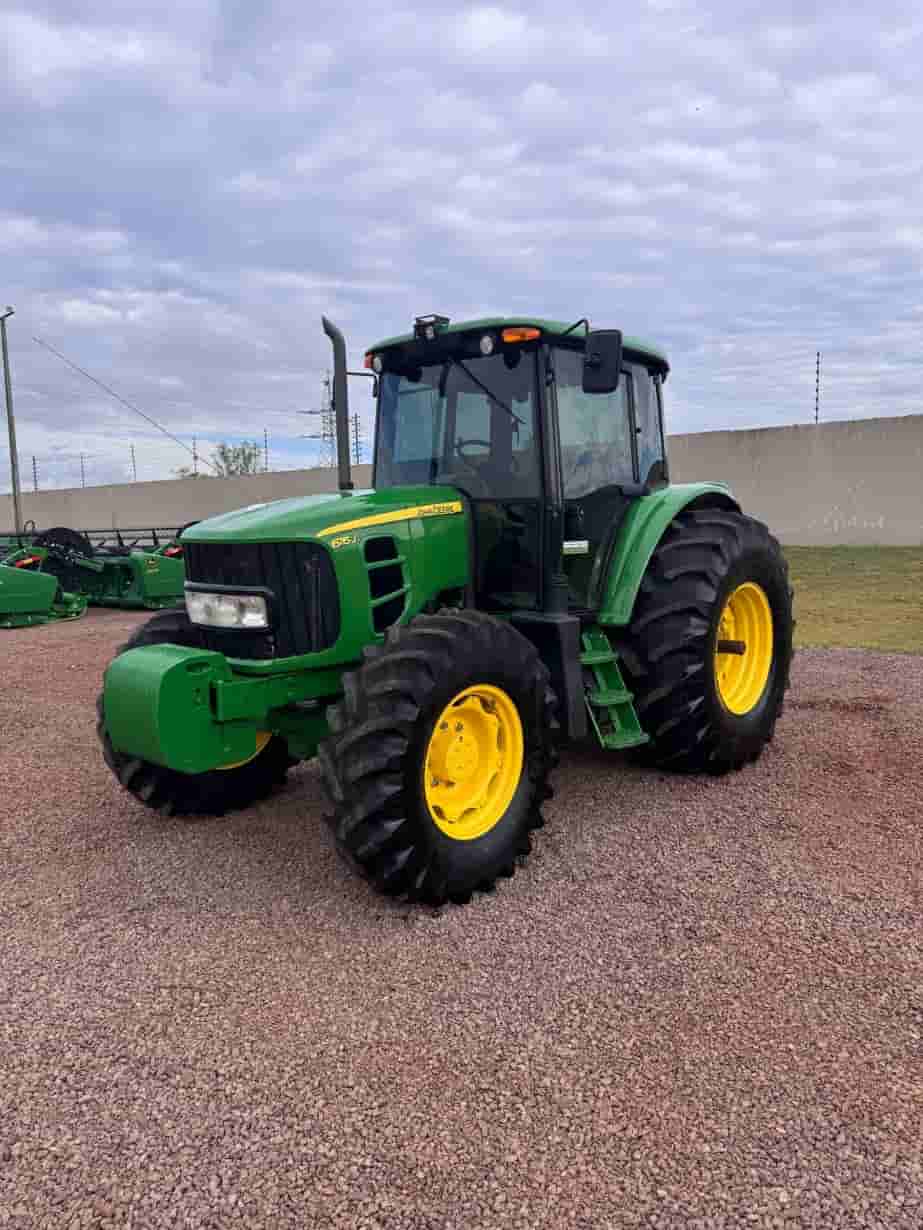 Trator agrícola John Deere 6115J 2021 - imagem de fundo