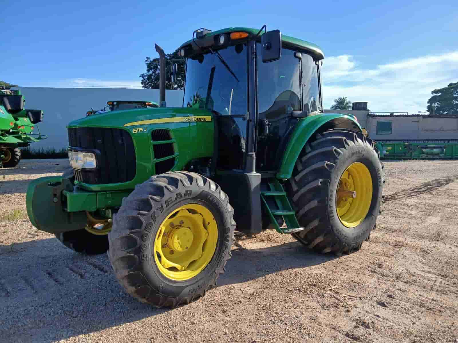 Trator agrícola John Deere 6115J 2021 - imagem de fundo
