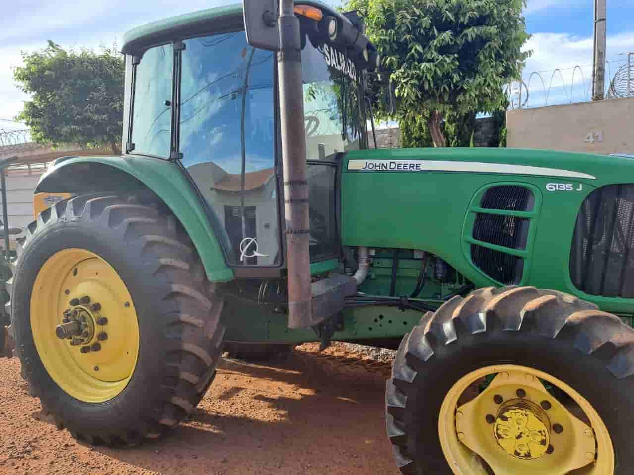 Trator agrícola John Deere 6135J 2017 - imagem de fundo