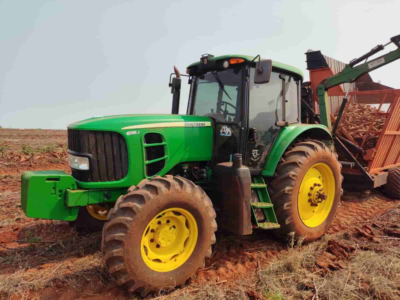 Trator agrícola John Deere 6135J 2017 - imagem de fundo