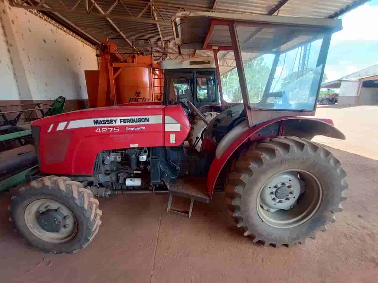 Trator agrícola Massey Ferguson MF 4275 2013 - imagem de fundo