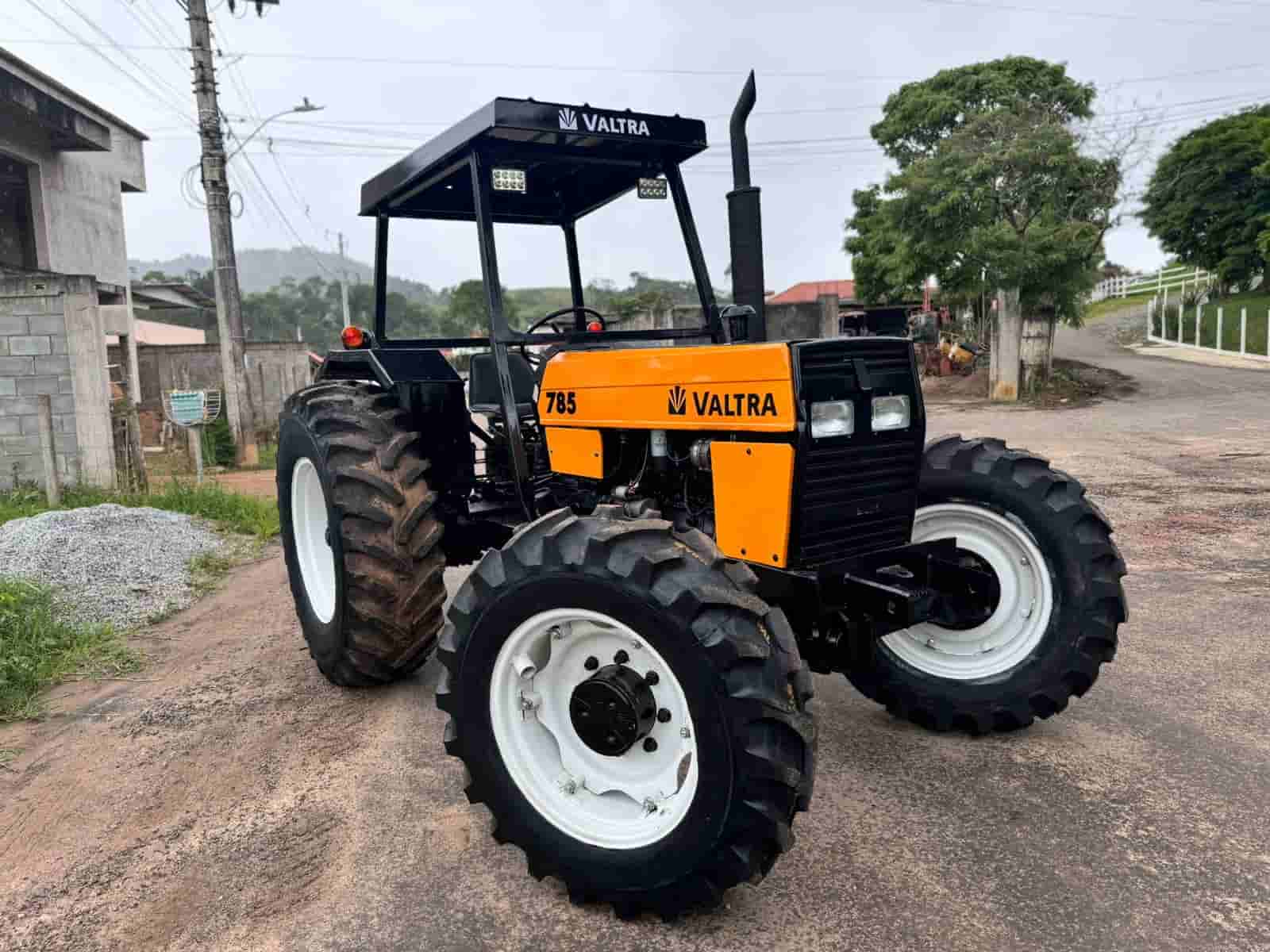 Trator agrícola Valtra 785 2001 - imagem de fundo