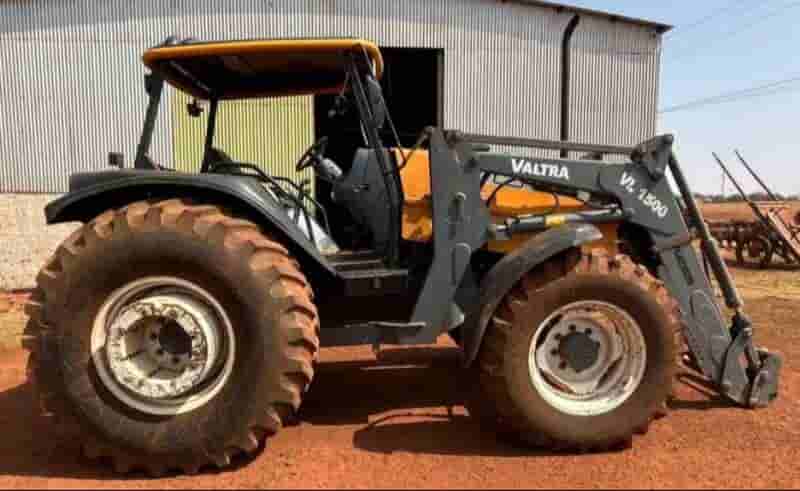 Trator agrícola Valtra Bm 125 2013 - imagem de fundo