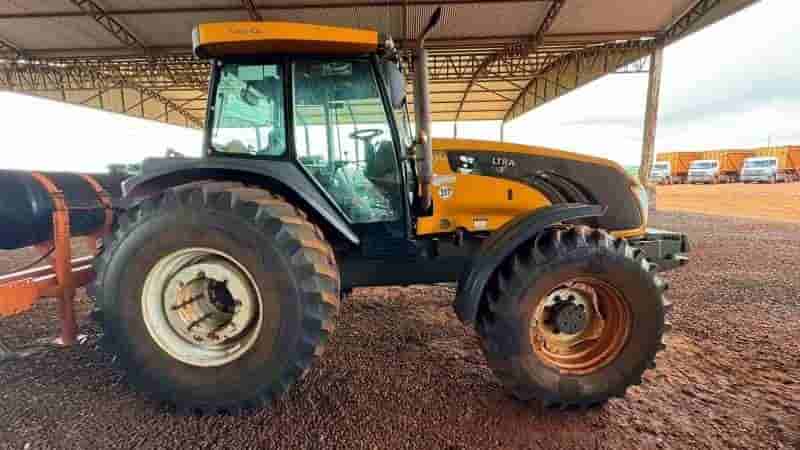 Trator agrícola Valtra Bm 125 2016 - imagem de fundo