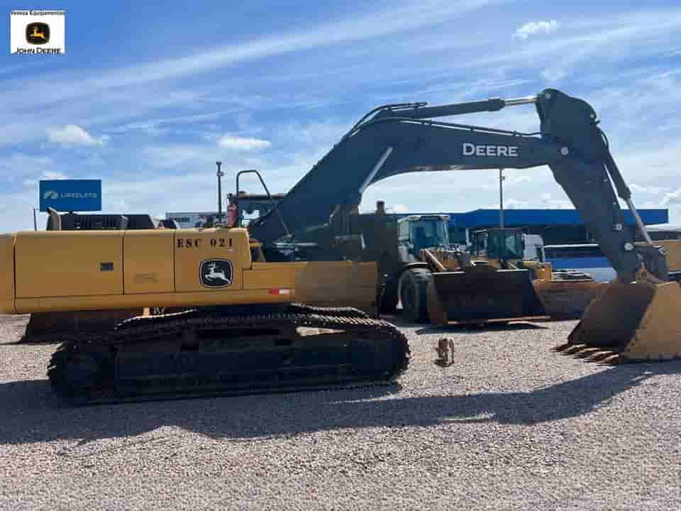 Escavadeira John Deere 350GLC 2021 - imagem de fundo
