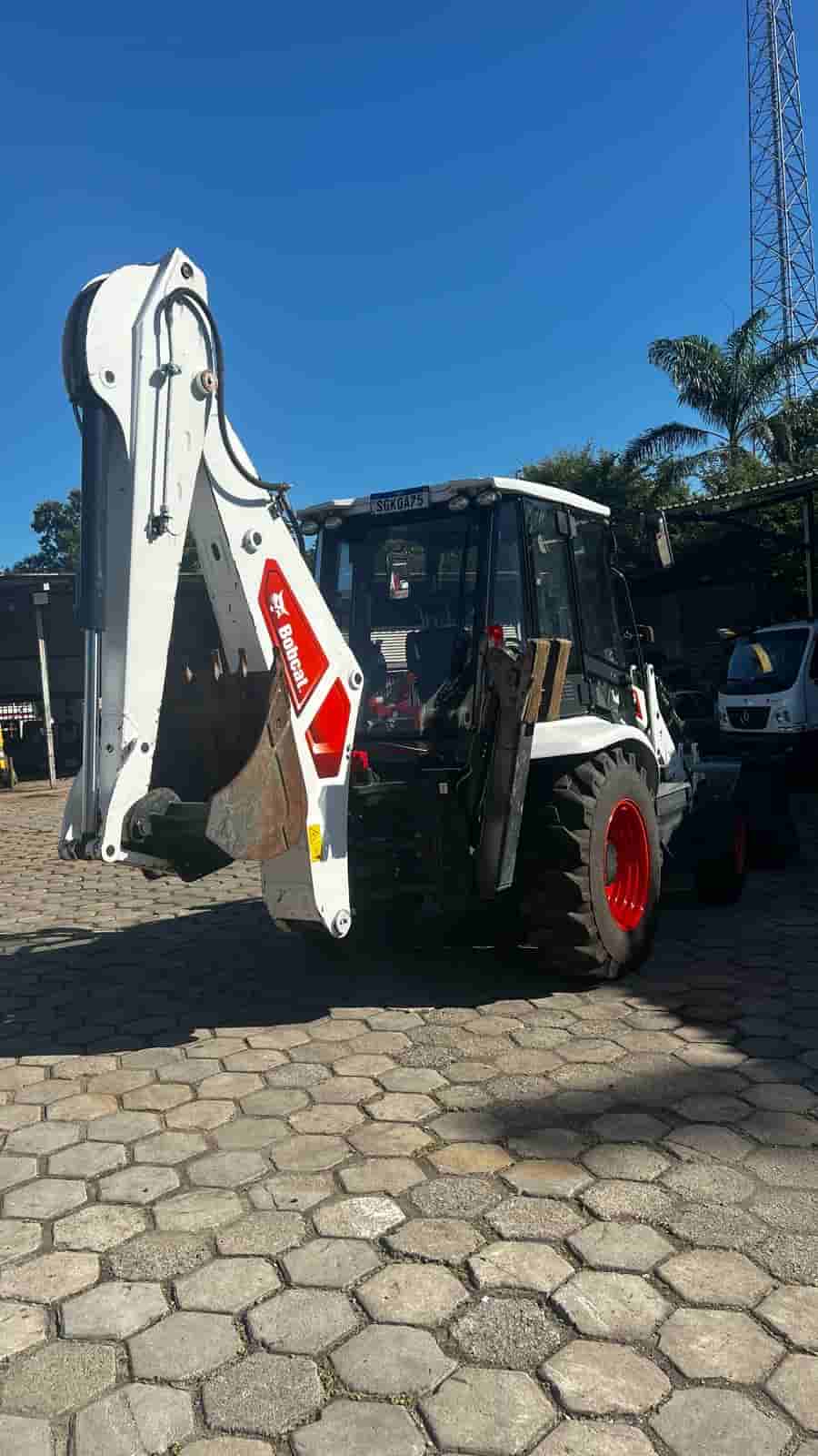 Retroescavadeira Bobcat B760 2024
