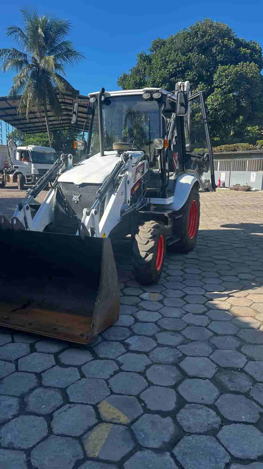 Retroescavadeira Bobcat B760 2024
