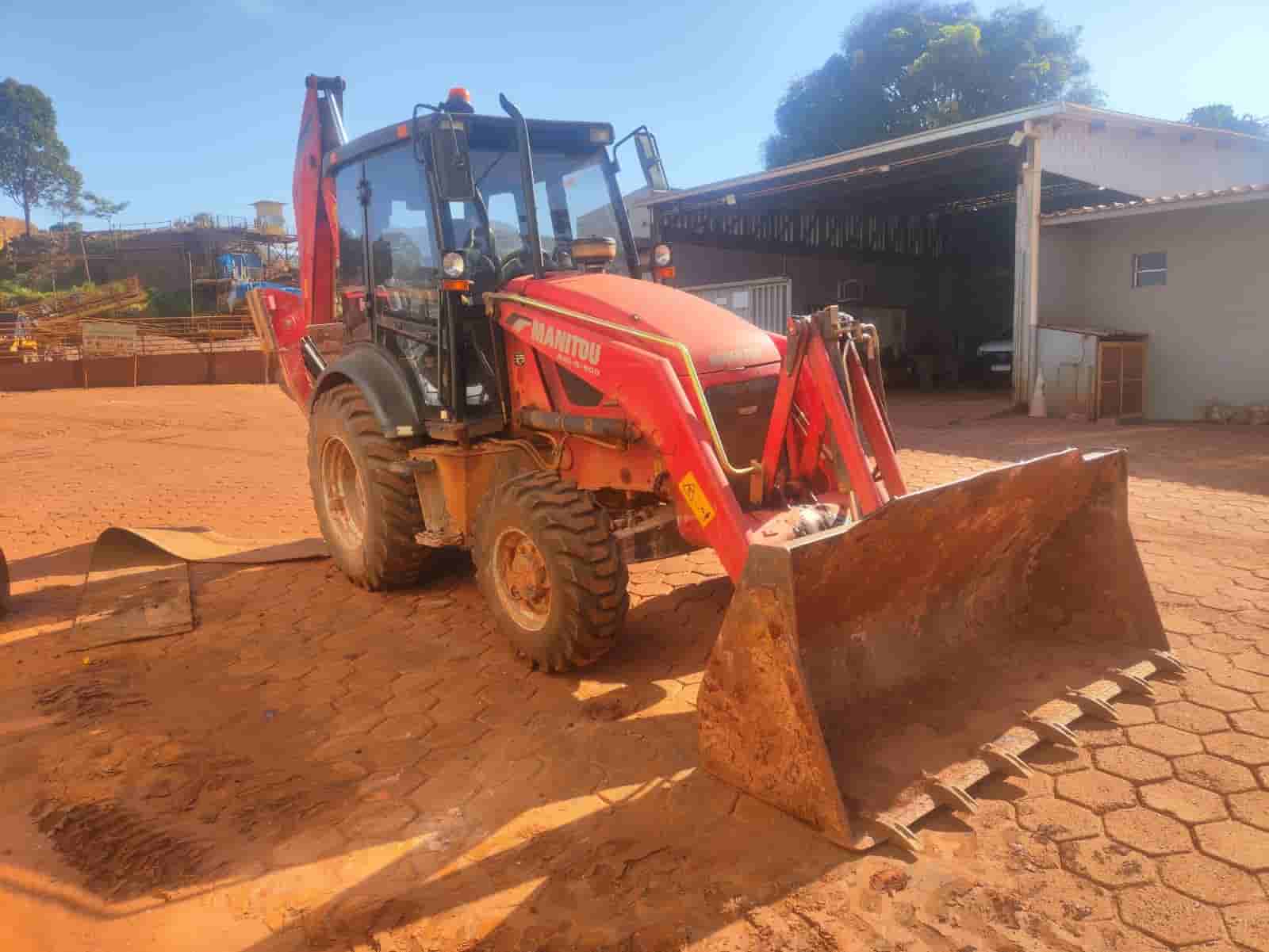 Retroescavadeira Manitou MBL-X-900 2023