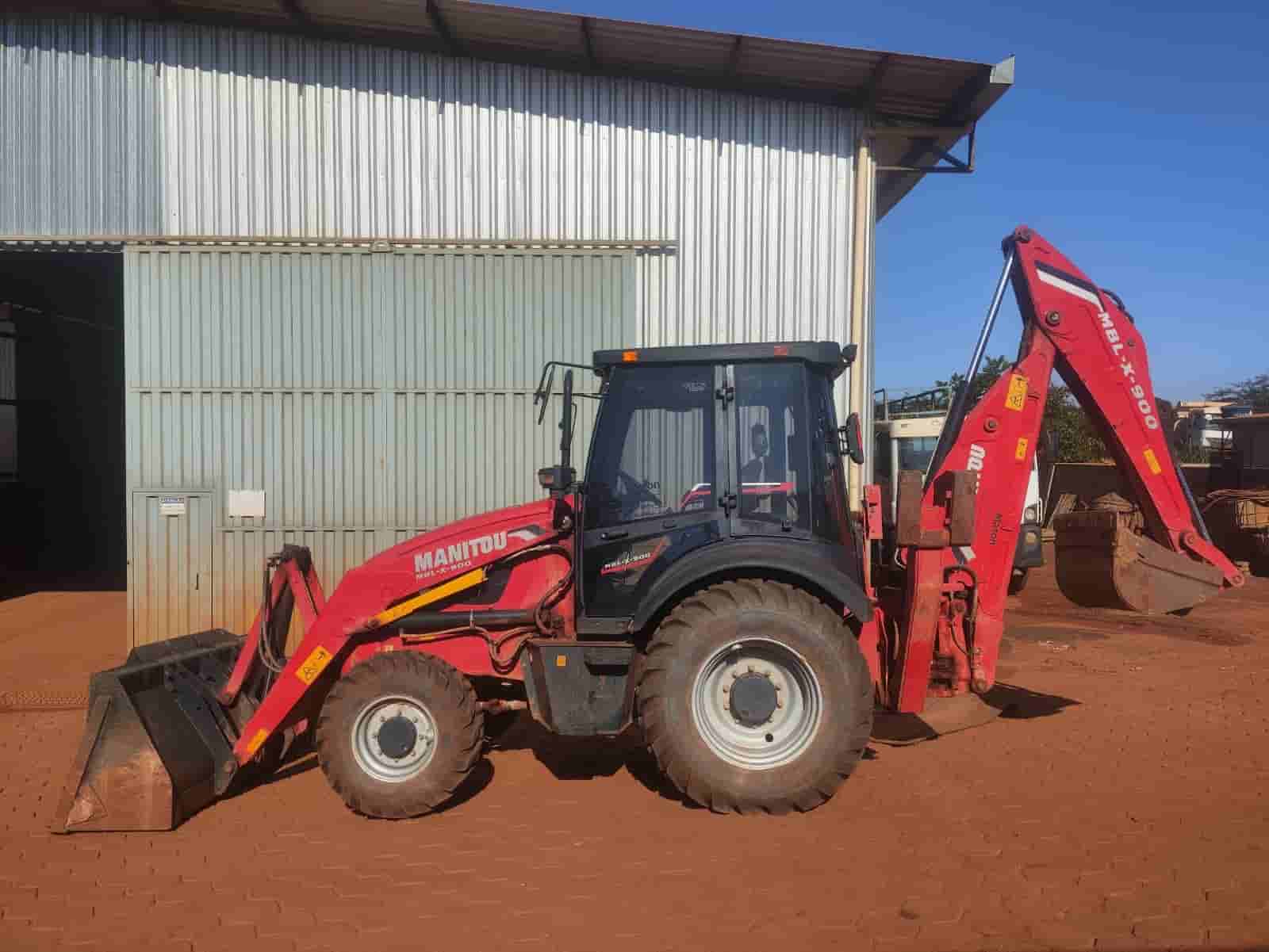 Retroescavadeira Manitou MBL-X-900 2023