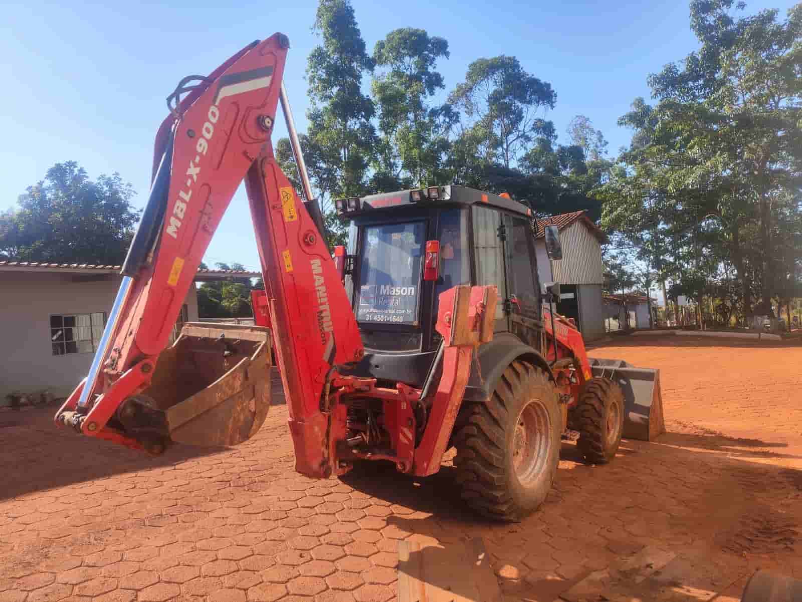 Retroescavadeira Manitou MBL-X-900 2023