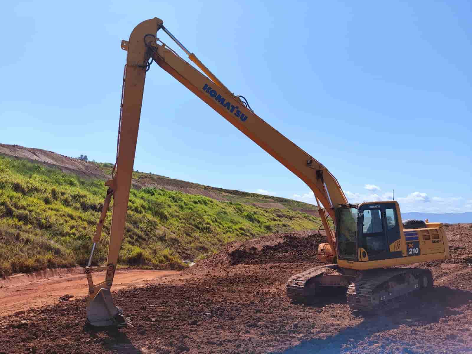 Escavadeira Komatsu PC210 2023