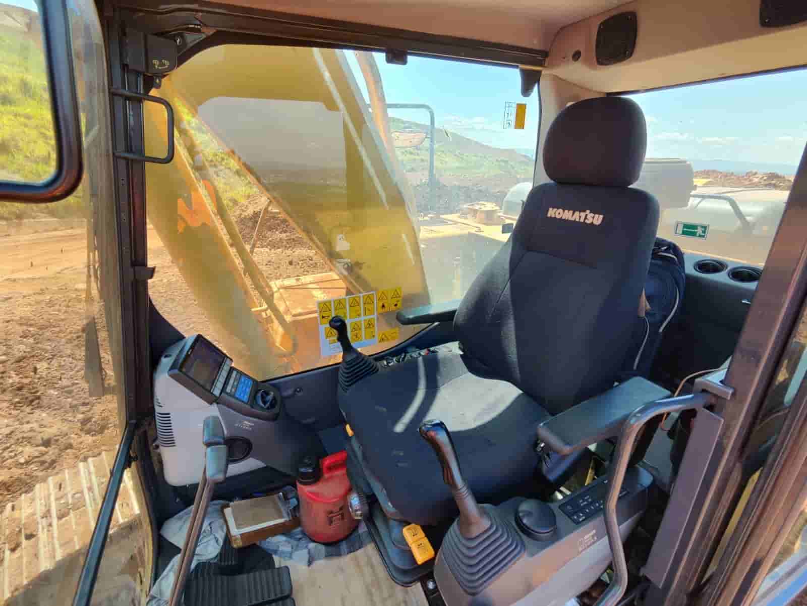 Escavadeira Komatsu PC210 2023