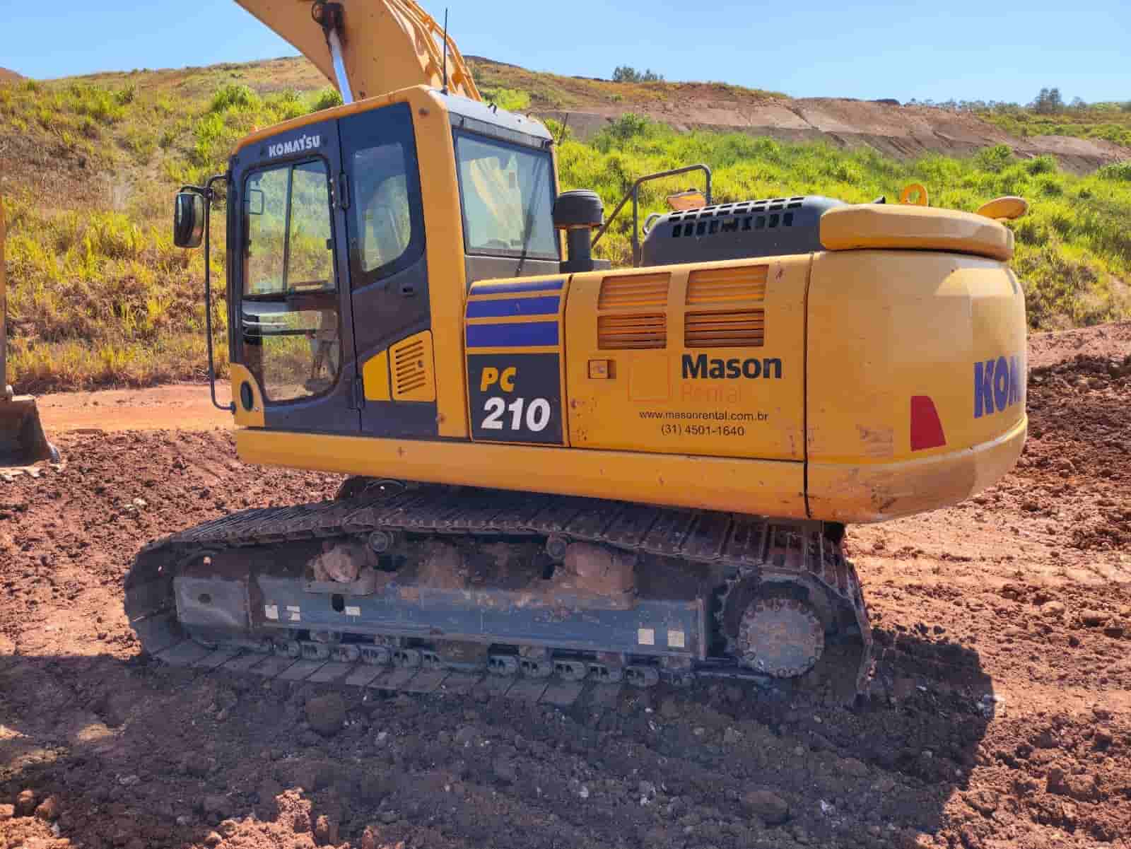 Escavadeira Komatsu PC210 2023