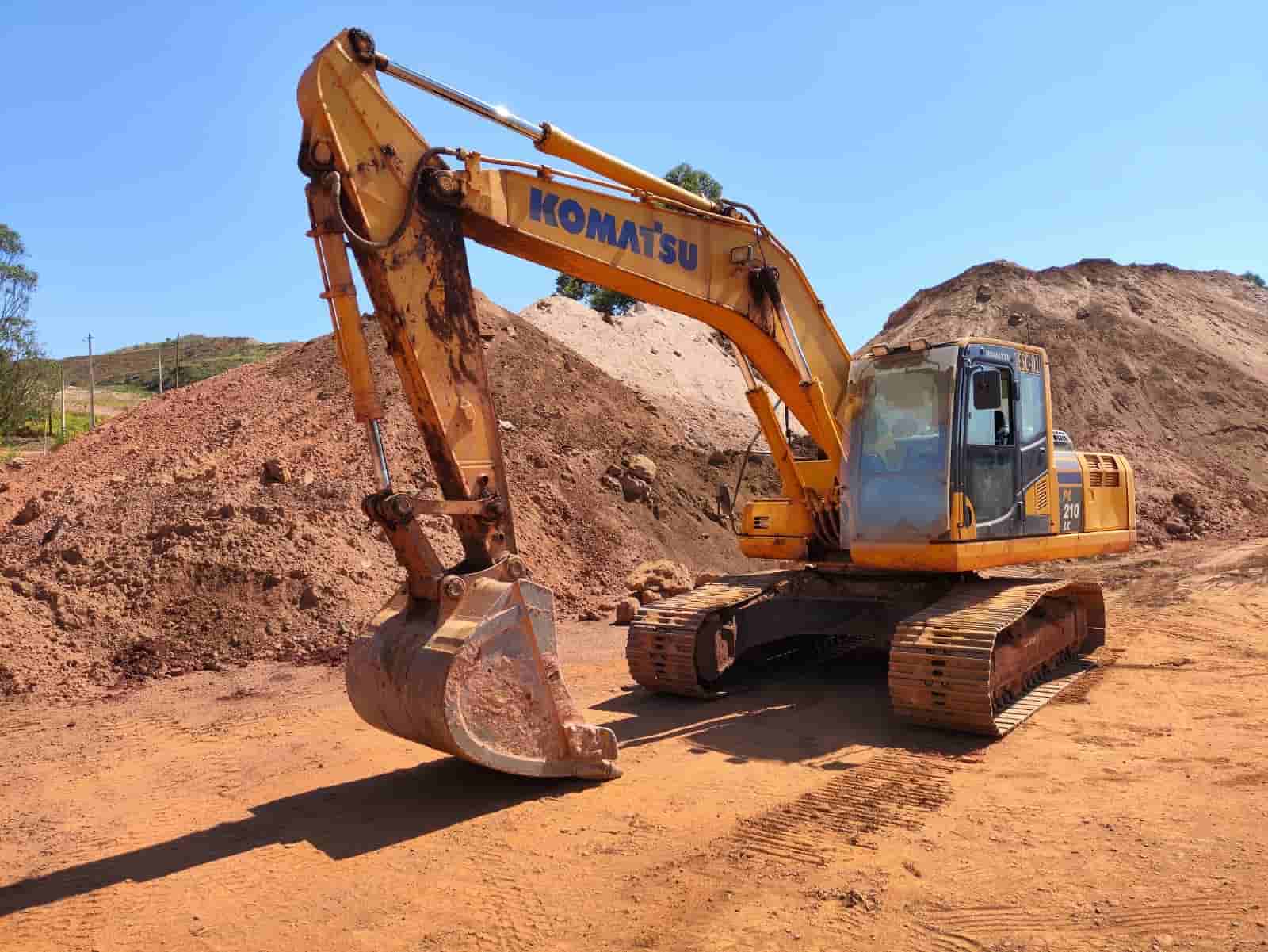 Escavadeira Komatsu PC210 2022