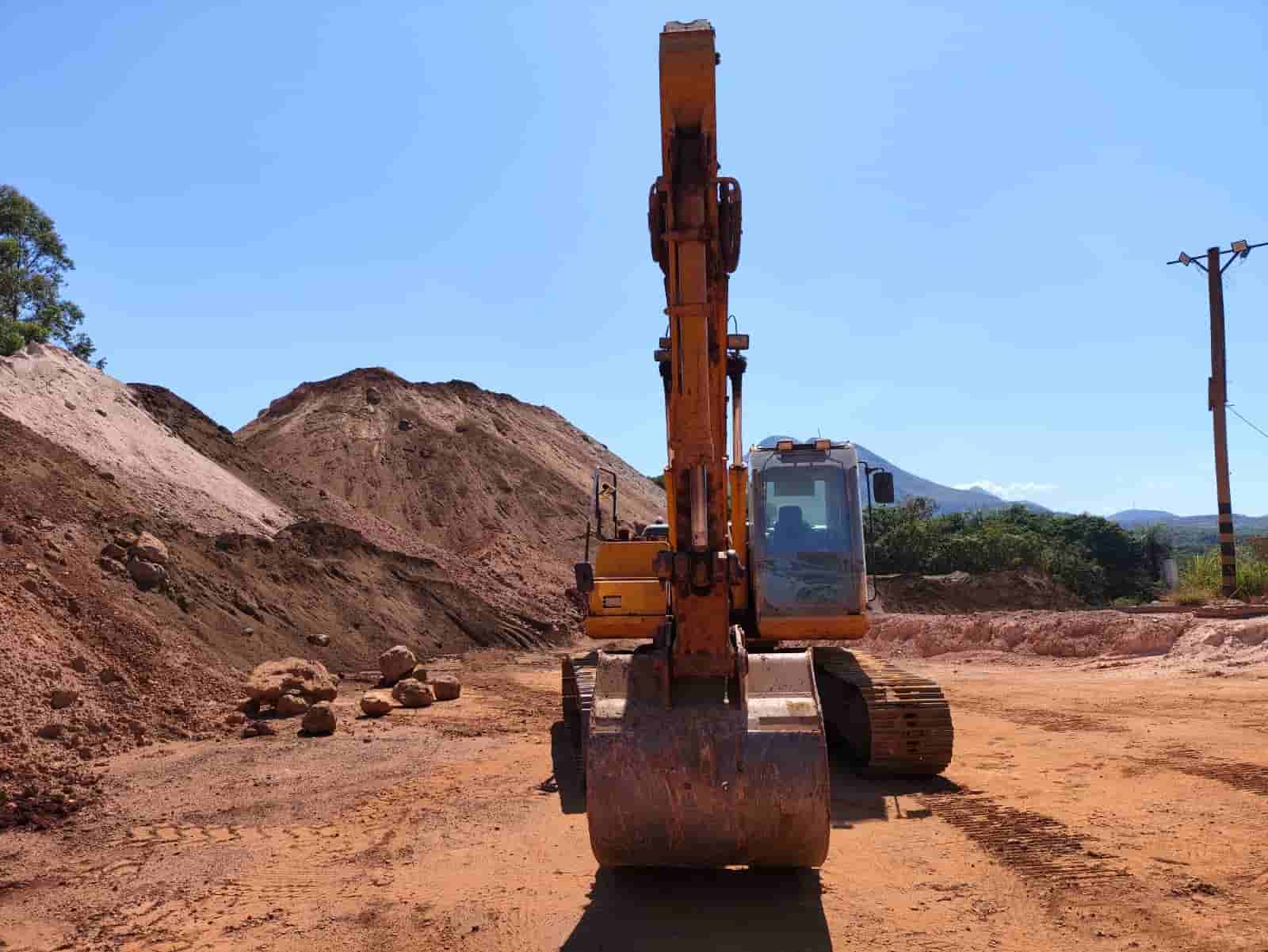 Escavadeira Komatsu PC210 2022