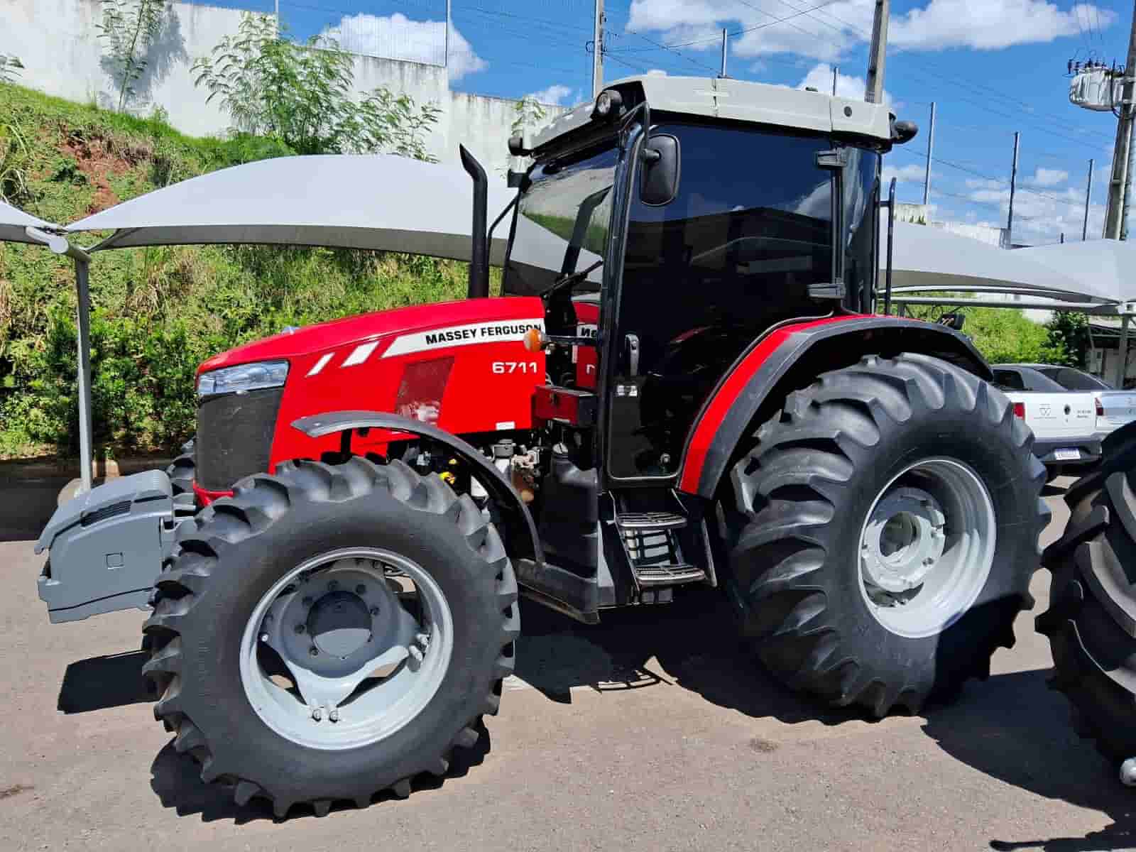 Trator agrícola Massey Ferguson MF6711 2018