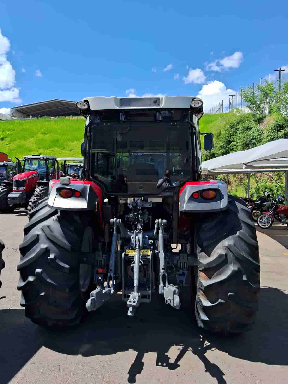 Trator agrícola Massey Ferguson MF6711 2018
