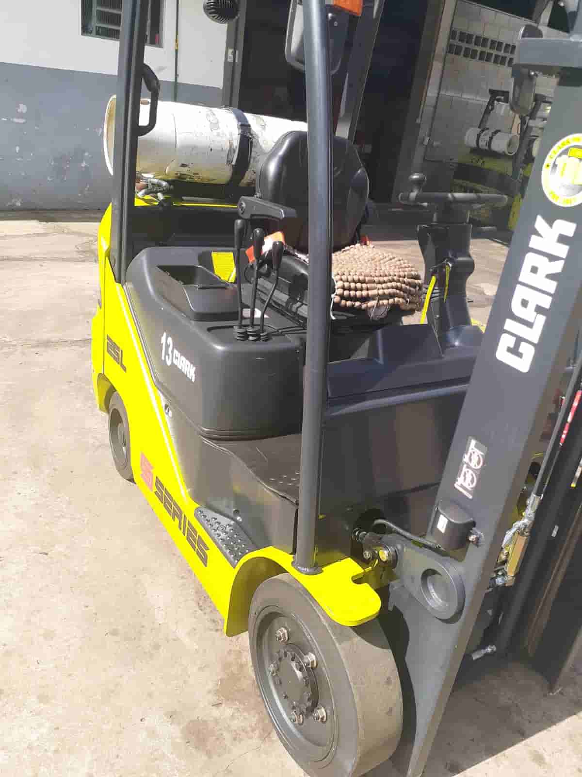 Empilhadeira CLARK S25 2022