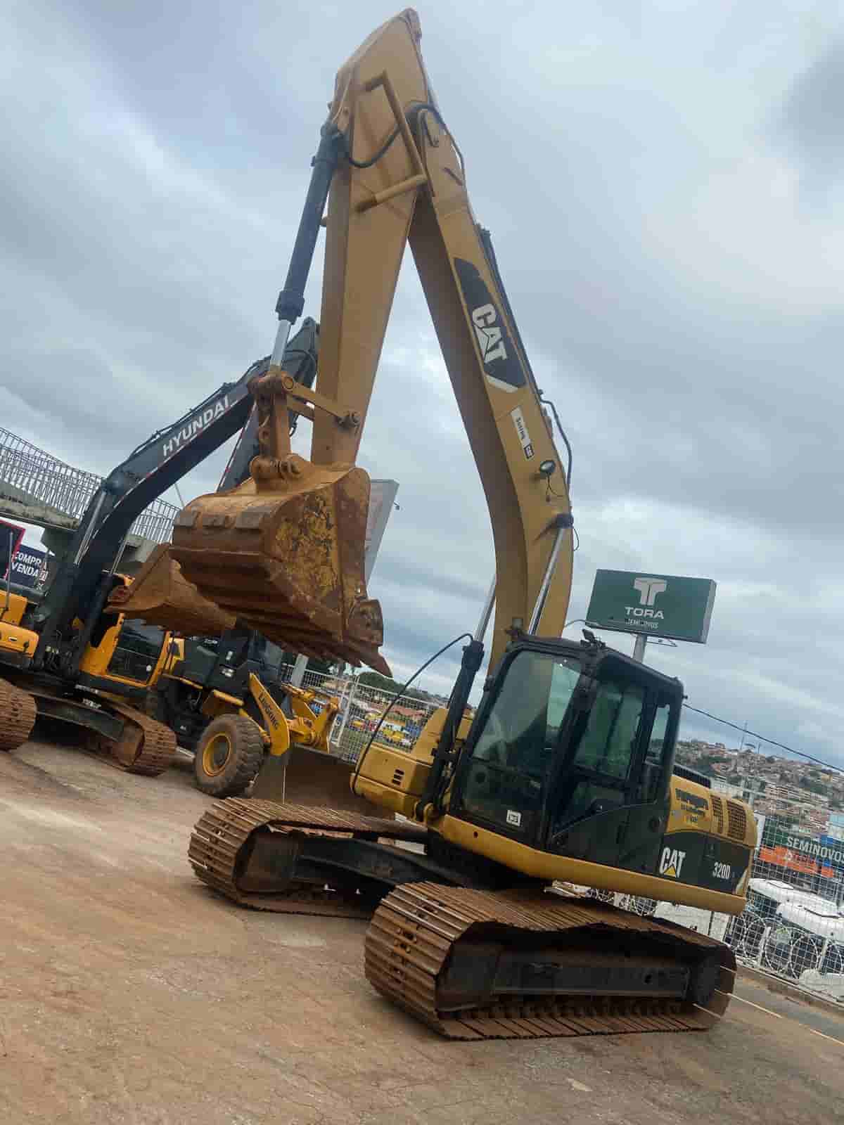 Escavadeira Caterpillar 320L 2013