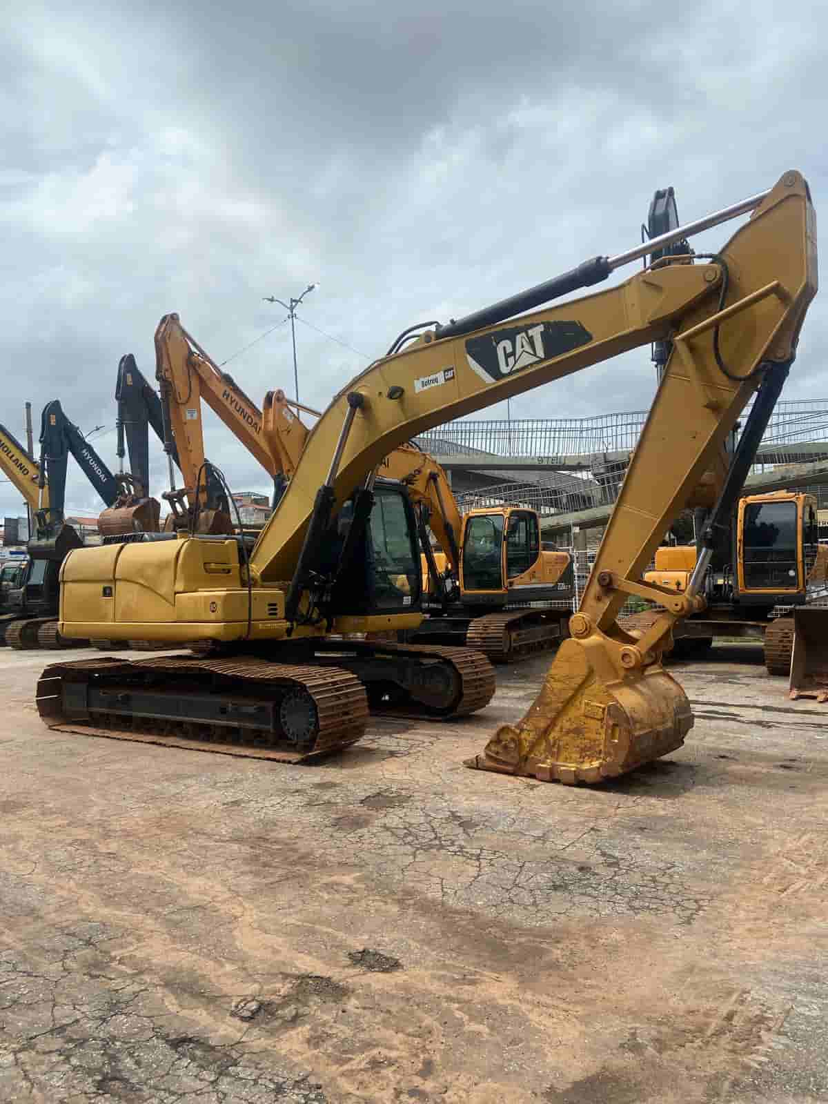 Escavadeira Caterpillar 320L 2013