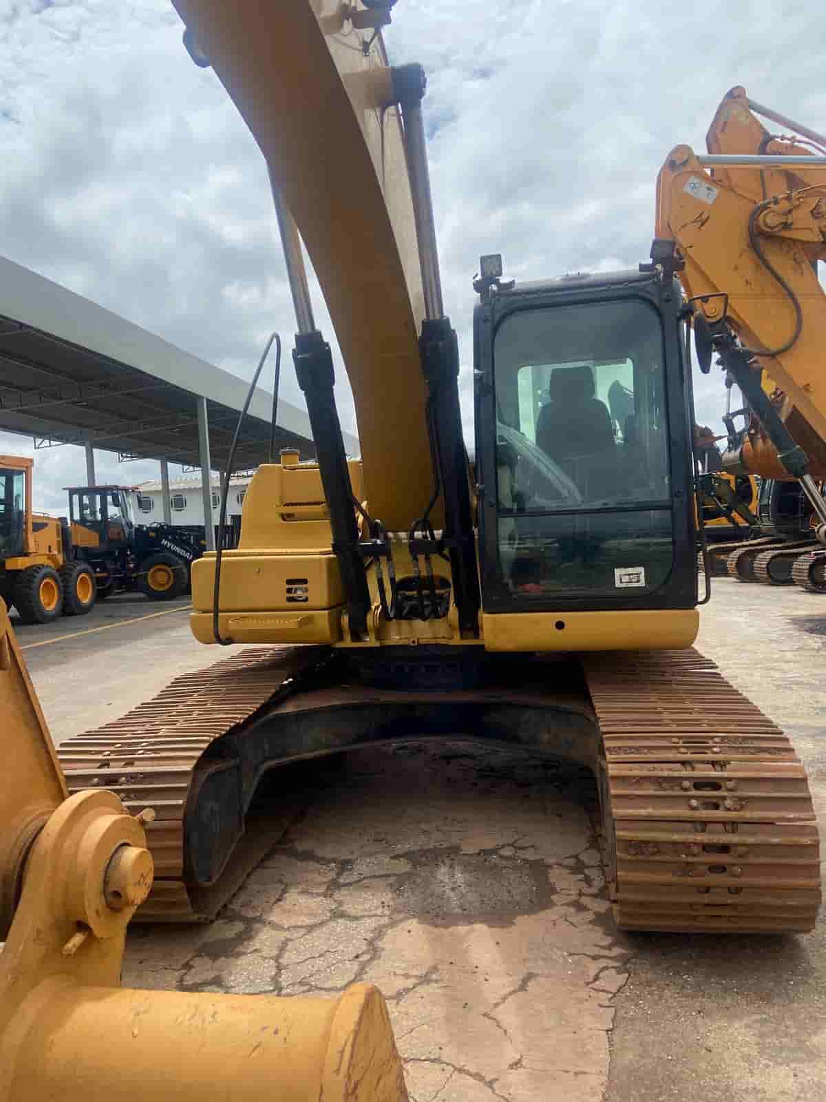 Escavadeira Caterpillar 320L 2013