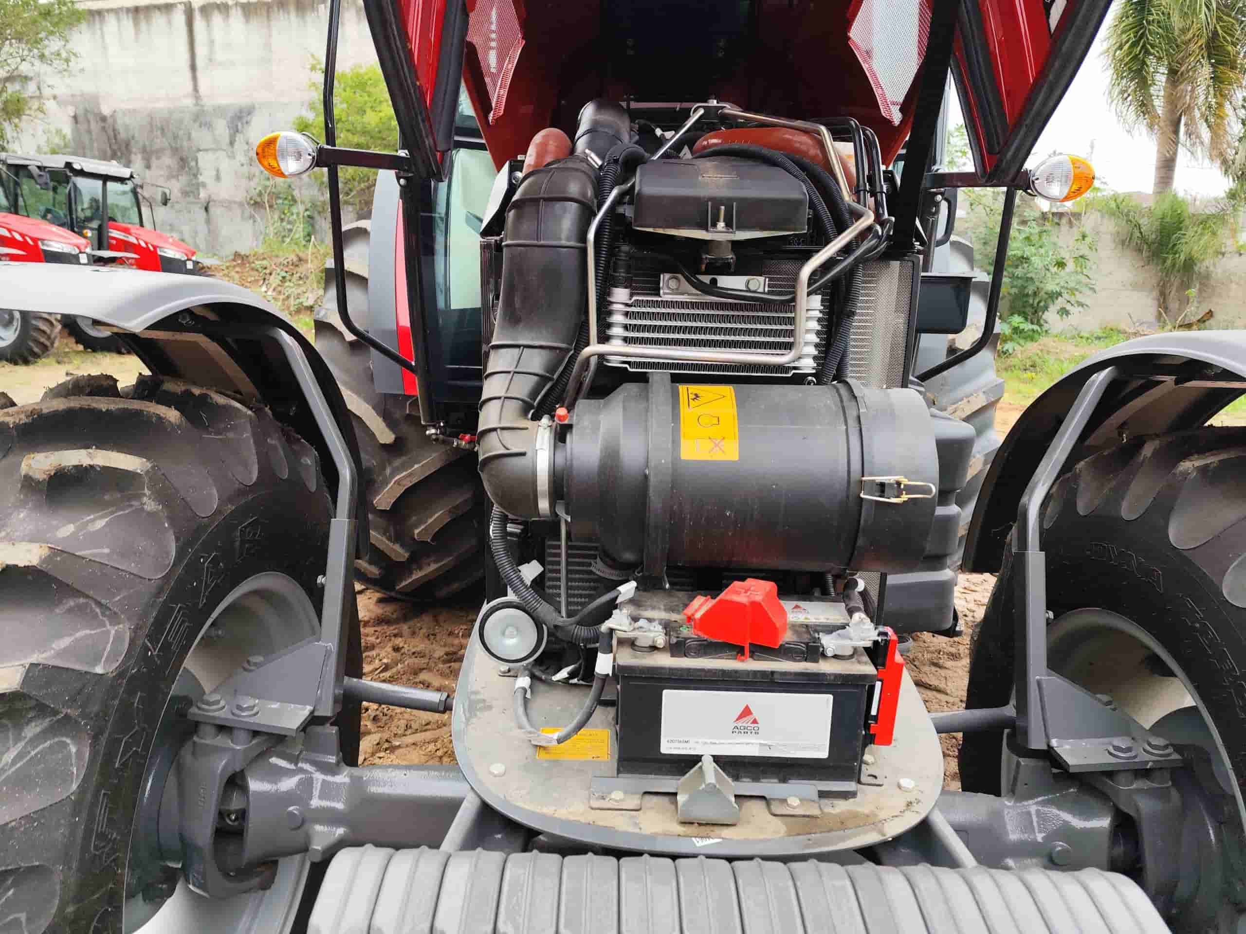 Trator agrícola Massey Ferguson MF 6713 4RM CAB 2023