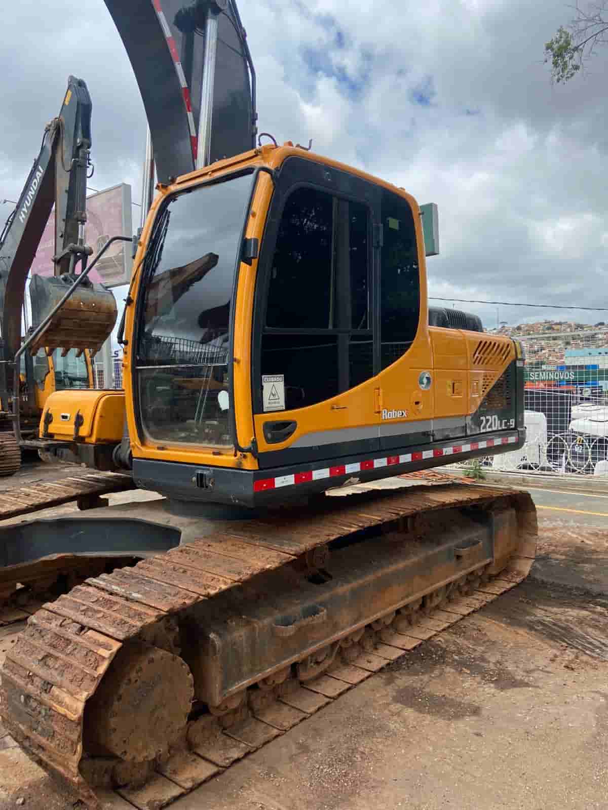 Escavadeira Hyundai R220LC-9S 2018