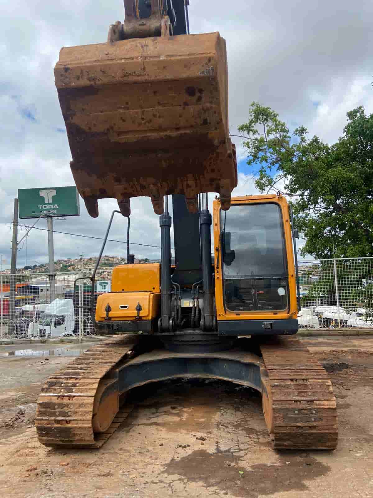 Escavadeira Hyundai R220LC-9S 2018