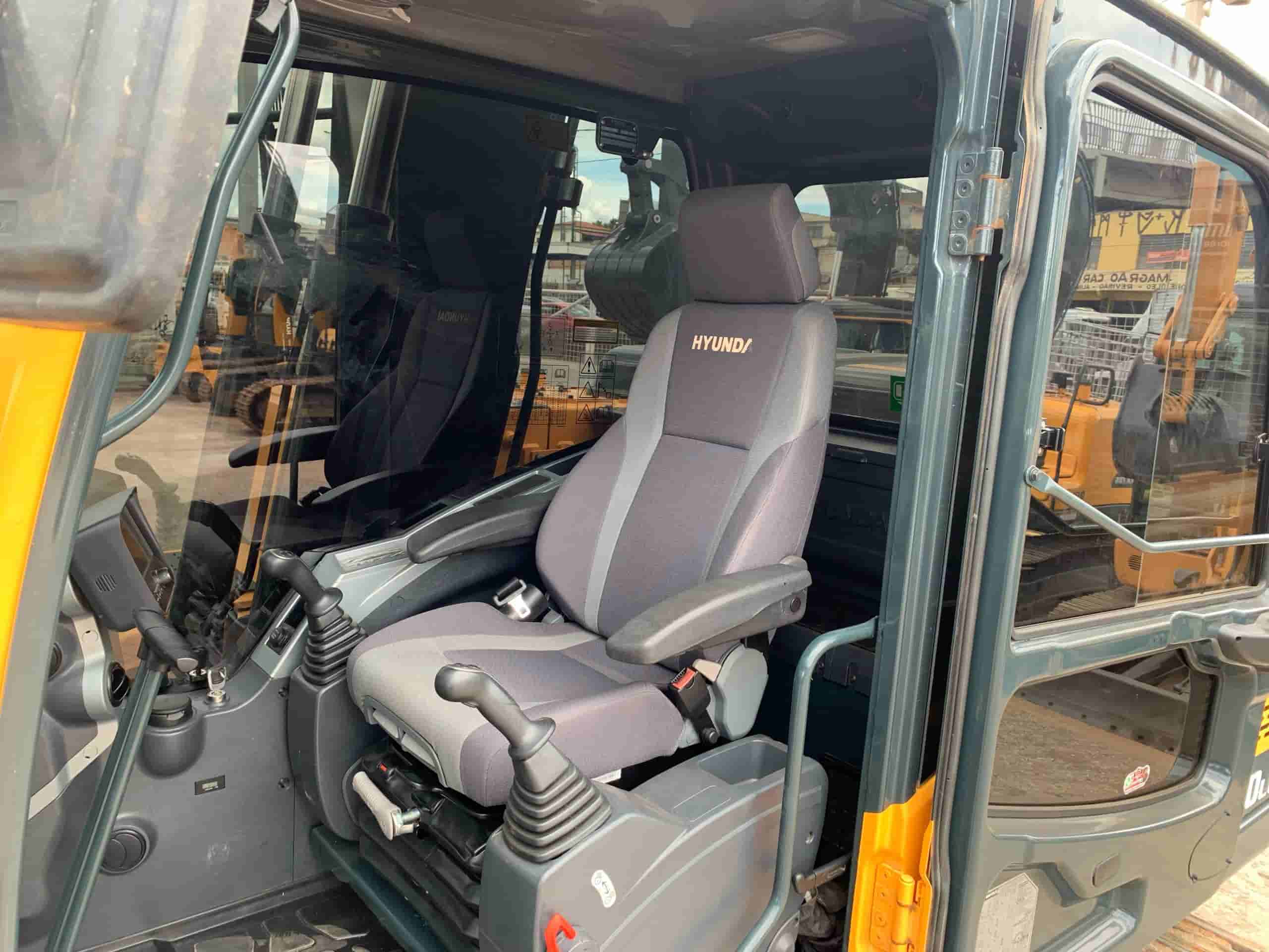Escavadeira Hyundai R150 2024