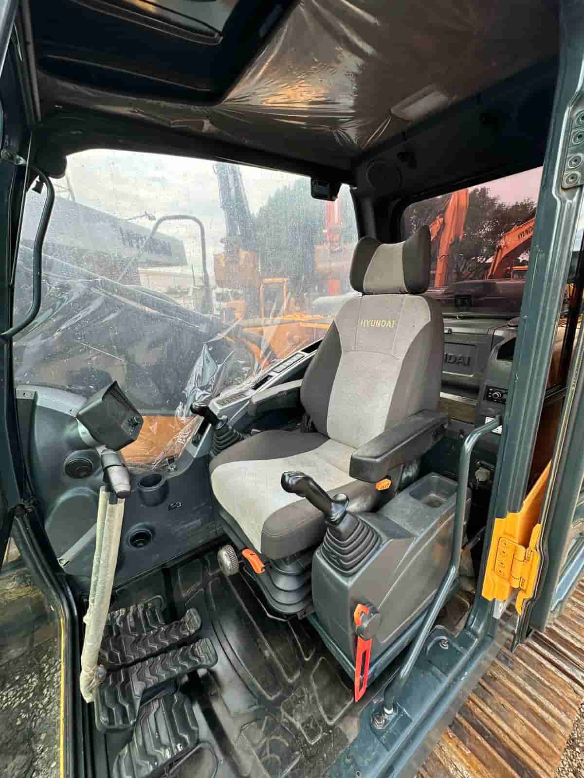 Escavadeira Hyundai R220LC-9 2020